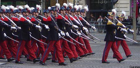 Cadetes desfilando en la Escuela Especial Militar de Saint-Cyr